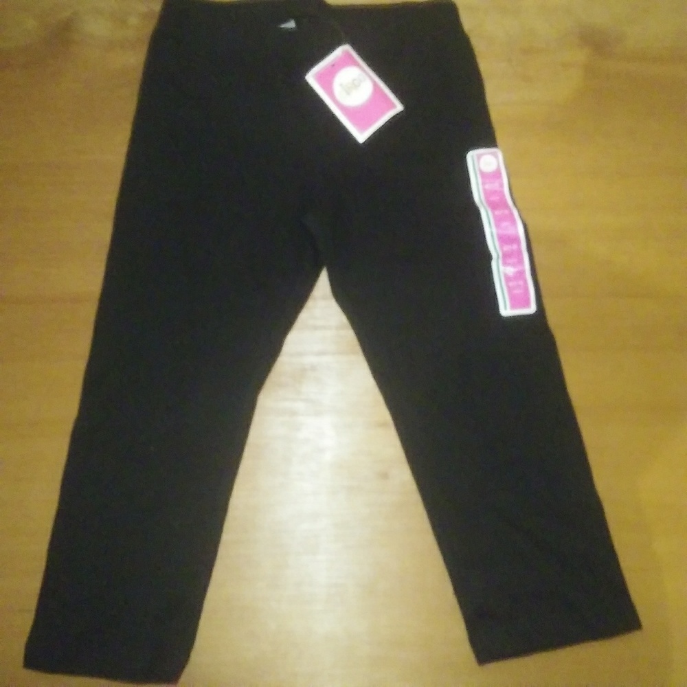 NWT Capri Black Leggings